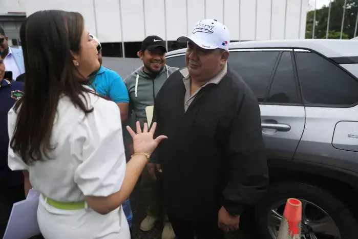 Smith junto a la ministra de Trabajo y Desarrollo Social, Jackeline Muñoz. Smith junto a la ministra de Trabajo y Desarrollo Social, Jackeline Muñoz.