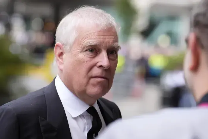 El hijo de la reina Isabel II pasará a ser identificado únicamente como Andrés Mountbatten Windsor. El hijo de la reina Isabel II pasará a ser identificado únicamente como Andrés Mountbatten Windsor.