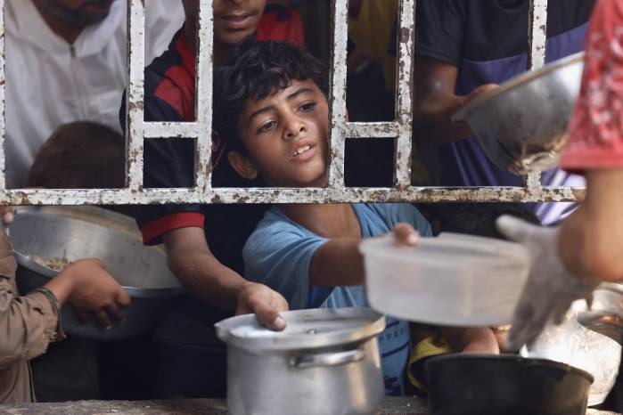 El director del hospital más grande de Gaza afirmó que 21 niños han muerto por desnutrición y hambre en territorio palestino en los últimos tres días, en medio de un devastador ataque de las fuerzas israelíes. El director del hospital más grande de Gaza afirmó que 21 niños han muerto por desnutrición y hambre en territorio palestino en los últimos tres días, en medio de un devastador ataque de las fuerzas israelíes.