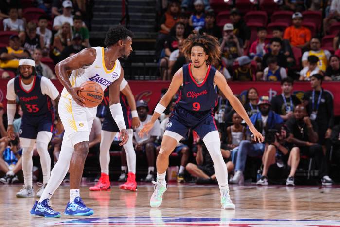 Los jugadores de la NBA, Bronny James de Los Angeles Lakers (izq.) y Trentyn Flowers de los LA Clippers. Los jugadores de la NBA, Bronny James de Los Angeles Lakers (izq.) y Trentyn Flowers de los LA Clippers.
