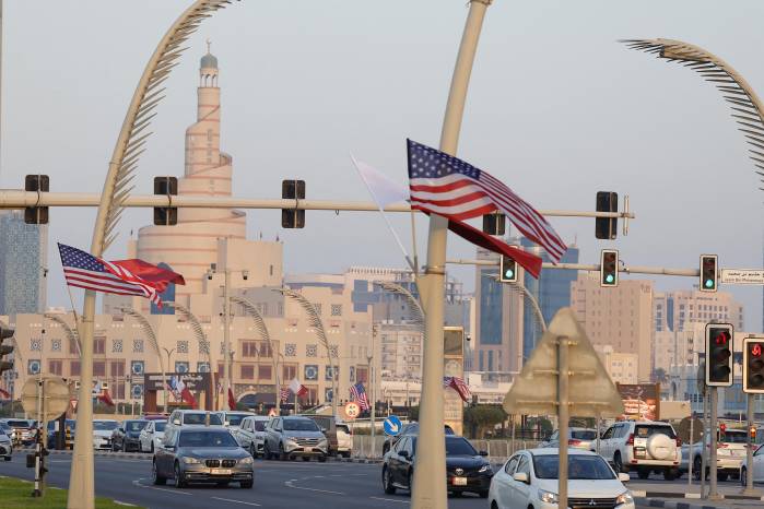Banderas de Estados Unidos y Catar ondean en una avenida principal de Doha el 13 de mayo de 2025, antes de la visita del presidente estadounidense Donald Trump. Banderas de Estados Unidos y Catar ondean en una avenida principal de Doha el 13 de mayo de 2025, antes de la visita del presidente estadounidense Donald Trump.