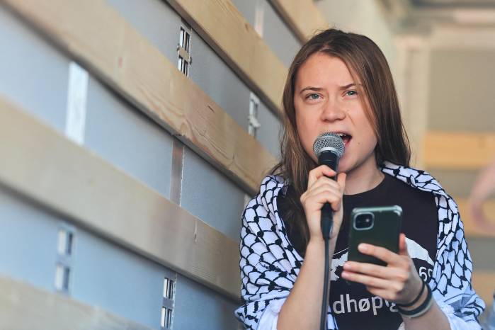 Thunberg se dirigía a Gaza en la Flotilla de la Libertad cuando junto con la demás tripulación fue interceptada por soldados israelís. Thunberg se dirigía a Gaza en la Flotilla de la Libertad cuando junto con la demás tripulación fue interceptada por soldados israelís.