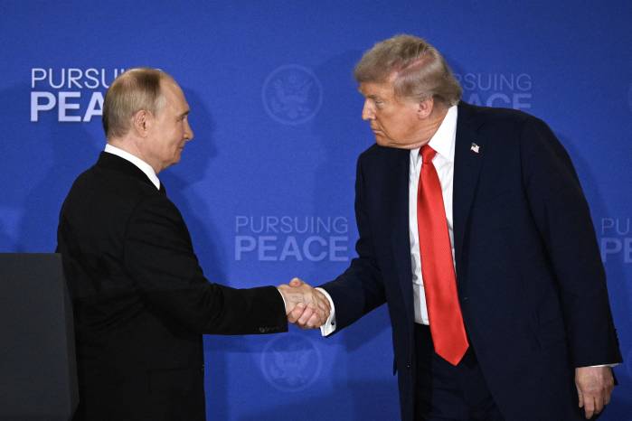 Donald Trump y Vladímir Putin buscan un acercamiento diplomático en medio del conflicto ucraniano y las tensiones crecientes entre Washington y Moscú. Donald Trump y Vladímir Putin buscan un acercamiento diplomático en medio del conflicto ucraniano y las tensiones crecientes entre Washington y Moscú.