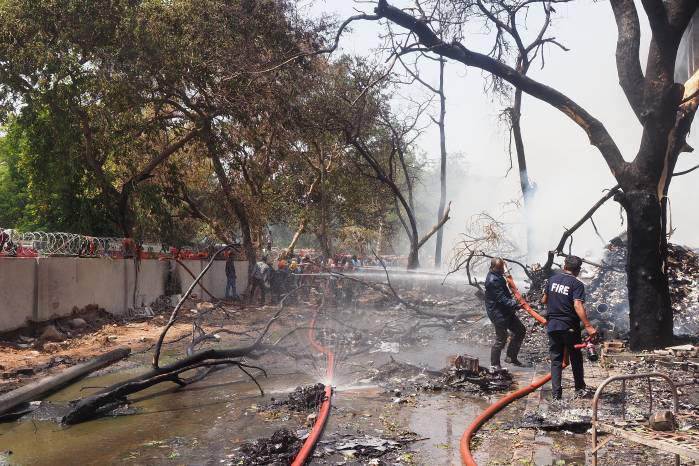 Un avión con destino a Londres se estrella en India con 240 personas a bordo Un avión con destino a Londres se estrella en India con 240 personas a bordo