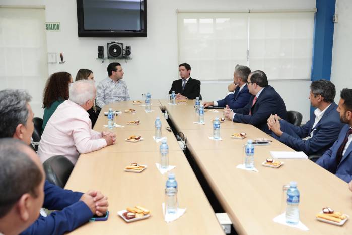 Durante el encuentro, directivos y periodistas conversaron con el embajador sobre asuntos políticos, comerciales e históricos, ligados a las relaciones entre Panamá y Estados Unidos. Durante el encuentro, directivos y periodistas conversaron con el embajador sobre asuntos políticos, comerciales e históricos, ligados a las relaciones entre Panamá y Estados Unidos.