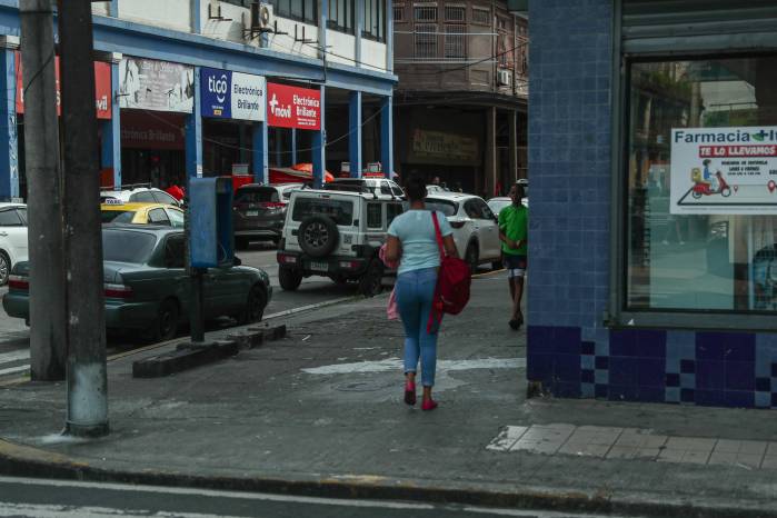La ciudad de Colón es uno de las zonas más importantes de la provincia, ya que alberga una cantidad de comercios y negocios. La ciudad de Colón es uno de las zonas más importantes de la provincia, ya que alberga una cantidad de comercios y negocios.