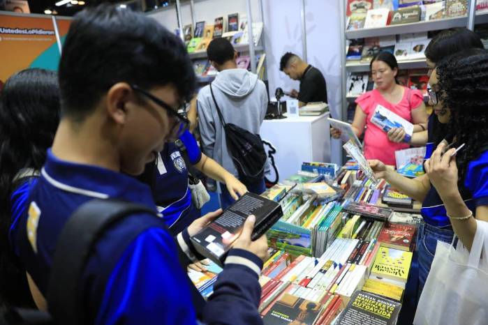 La Feria Internacional del Libro de Panamá (FIL Panamá) regresa sumando un día más de actividades. La Feria Internacional del Libro de Panamá (FIL Panamá) regresa sumando un día más de actividades.