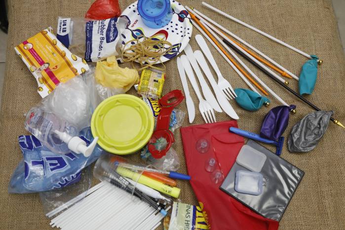 Los microplásticos están presentes en alimentos, agua potable e incluso en el aire que respiramos. Los microplásticos están presentes en alimentos, agua potable e incluso en el aire que respiramos.
