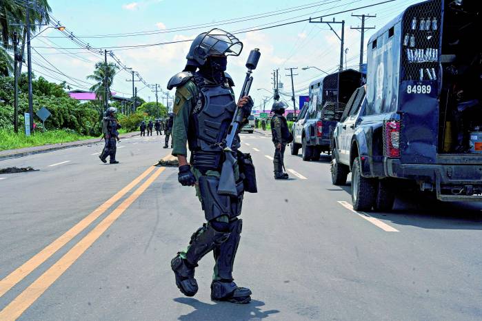 La Operación Omega movilizó a más de 1,300 unidades de la fuerza pública con bloqueos por mar y tierra de la provincia. La Operación Omega movilizó a más de 1,300 unidades de la fuerza pública con bloqueos por mar y tierra de la provincia.