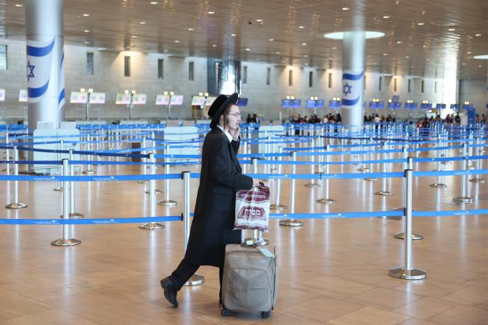 Un viajero en el aeropuerto de Ben Gurion. Un viajero en el aeropuerto de Ben Gurion.