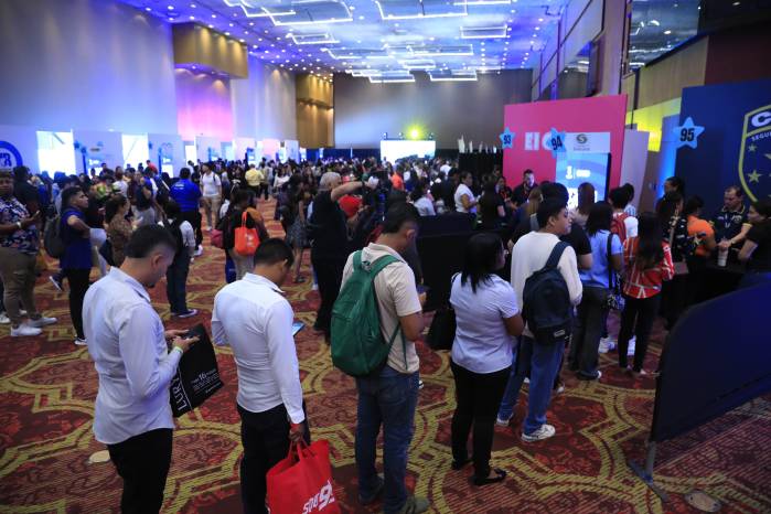 Más de 15 mil panameños asistieron a la feria de empleo de la Alcaldía de Panamá.234 empresas ofrecieron 13 mil vacantes y $120 millones en salarios. Más de 15 mil panameños asistieron a la feria de empleo de la Alcaldía de Panamá.234 empresas ofrecieron 13 mil vacantes y $120 millones en salarios.