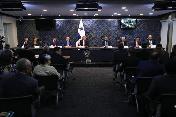Miembros de la Comisión de Economía y Finanzas de la Asamblea Nacional durante el primer debate del proyecto de ley No. 289. Miembros de la Comisión de Economía y Finanzas de la Asamblea Nacional durante el primer debate del proyecto de ley No. 289.