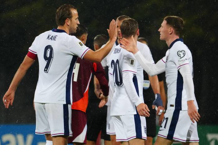 Jugadores de la selección de Inglaterra celebrando uno de los goles ante Letonia. Jugadores de la selección de Inglaterra celebrando uno de los goles ante Letonia.