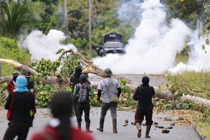 Enfrentamientos con agentes de la Unidad de Control de Multitudes, este 18 de junio en Bocas del Toro (Panamá). Enfrentamientos con agentes de la Unidad de Control de Multitudes, este 18 de junio en Bocas del Toro (Panamá).