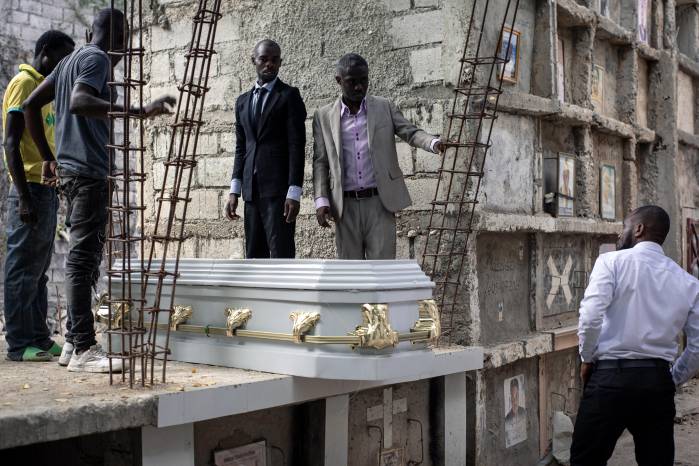 Personas asisten a un entierro en el cementerio de Fragneau-Ville en Delmas 75. Personas asisten a un entierro en el cementerio de Fragneau-Ville en Delmas 75.