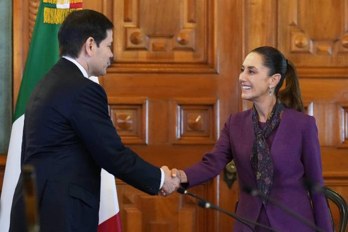 El secretario de Estado de Estados Unidos, Marco Rubio, estrecha la mano de la presidenta de México, Claudia Sheinbaum, en el Palacio Nacional de la Ciudad de México el 3 de septiembre de 2025. El secretario de Estado de Estados Unidos, Marco Rubio, estrecha la mano de la presidenta de México, Claudia Sheinbaum, en el Palacio Nacional de la Ciudad de México el 3 de septiembre de 2025.