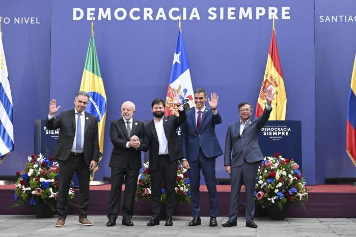 De izquierda a derecha, el presidente de Uruguay, . Yamandú Orsi; Brasil, Luiz Inácio Lula da Silva; de Chile, Gabriel Boric; de Españ, Pedro Sánchez, y C oplombia, Gustavo Petro. De izquierda a derecha, el presidente de Uruguay, . Yamandú Orsi; Brasil, Luiz Inácio Lula da Silva; de Chile, Gabriel Boric; de Españ, Pedro Sánchez, y C oplombia, Gustavo Petro.