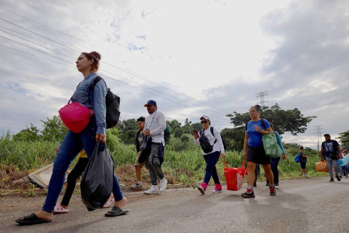 Around 300 migrants of different nationalities set out in a caravan from Tapachula, Chiapas state, Mexico, on August 6, 2025, heading to Mexico City to seek legal residency permits before continuing toward the US border. (Photo by Jose Torres / AFP) Around 300 migrants of different nationalities set out in a caravan from Tapachula, Chiapas state, Mexico, on August 6, 2025, heading to Mexico City to seek legal residency permits before continuing toward the US border. (Photo by Jose Torres / AFP)