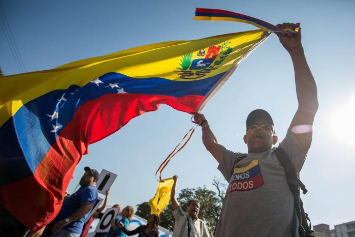 Fotografía de archivo de un grupo de copartidarios de la formación política opositora venezolana Primero Justicia (PJ), al protestar, en Caracas (Venezuela). Fotografía de archivo de un grupo de copartidarios de la formación política opositora venezolana Primero Justicia (PJ), al protestar, en Caracas (Venezuela).