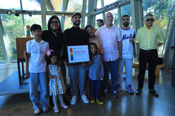 El biólogo y botánico panameño Rodolfo Flores junto a sus familiares. El biólogo y botánico panameño Rodolfo Flores junto a sus familiares.