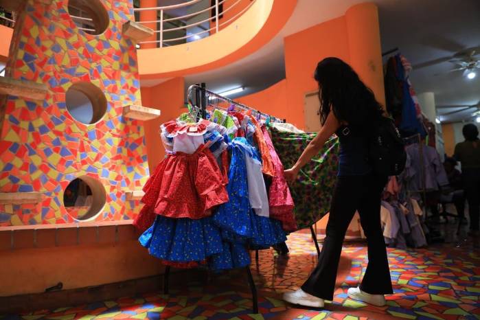 Hay polleras de diversas telas, colores y tamaños. Hay polleras de diversas telas, colores y tamaños.