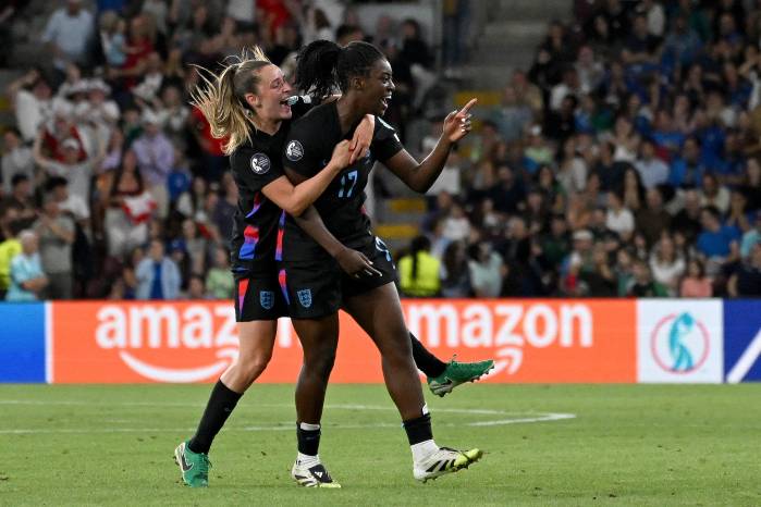 Las jugadoras de Inglaterra, Michelle Agyemang (der.)celebra un gol con Ella Toone. Las jugadoras de Inglaterra, Michelle Agyemang (der.)celebra un gol con Ella Toone.