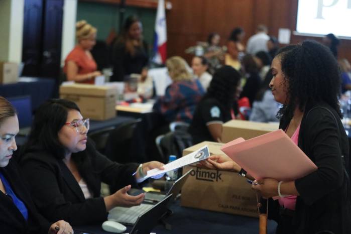 Varios panameños acudieron este martes a la Feria de empleo, que organizó la Cámara de Comercio. Varios panameños acudieron este martes a la Feria de empleo, que organizó la Cámara de Comercio.