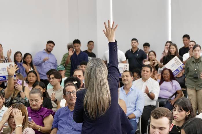 Vicky Dávila, exdirectora de revista Semana y hoy precandidata presidencial, asegura que su aspiración nace del amor profundo por Colombia y del rechazo al proyecto político actual. Vicky Dávila, exdirectora de revista Semana y hoy precandidata presidencial, asegura que su aspiración nace del amor profundo por Colombia y del rechazo al proyecto político actual.