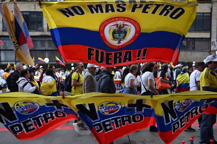 Uribe, senador conservador de 39 años, recibió dos disparos en la cabeza y uno en la pierna mientras pronunciaba un discurso en un parque el 7 de junio en el oeste de Bogotá. Uribe, senador conservador de 39 años, recibió dos disparos en la cabeza y uno en la pierna mientras pronunciaba un discurso en un parque el 7 de junio en el oeste de Bogotá.