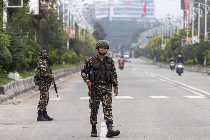 Personal del ejército patrulla una calle como parte de las medidas de seguridad impuestas en Katmandú el 10 de septiembre de 2025. Personal del ejército patrulla una calle como parte de las medidas de seguridad impuestas en Katmandú el 10 de septiembre de 2025.