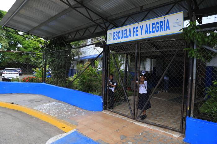 Escuela Fe y Alegría en Curundú. Escuela Fe y Alegría en Curundú.