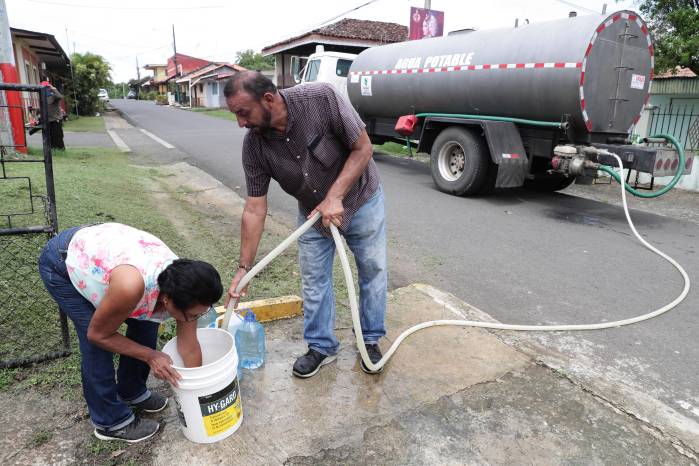 El agua es potable es distribuida en camiones cisterna. El agua es potable es distribuida en camiones cisterna.