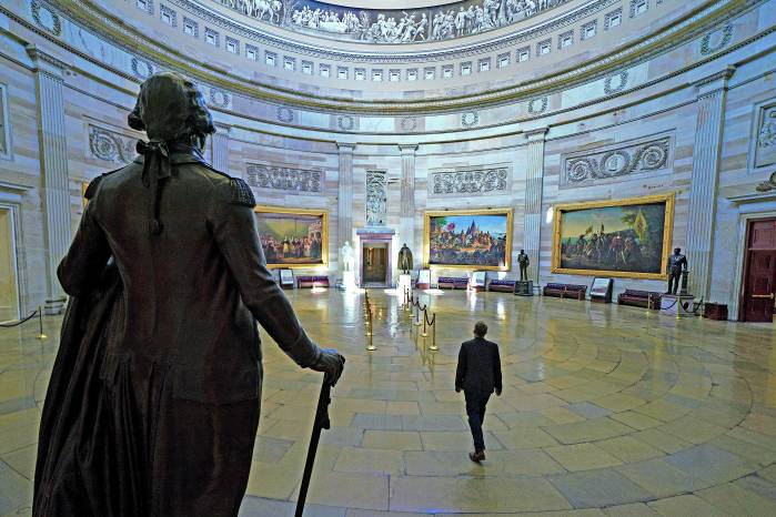 Un miembro del personal camina por una Rotonda vacía en el Capitolio de los Estados Unidos en Washington, DC, EE. UU., el 10 de octubre de 2025. Un miembro del personal camina por una Rotonda vacía en el Capitolio de los Estados Unidos en Washington, DC, EE. UU., el 10 de octubre de 2025.