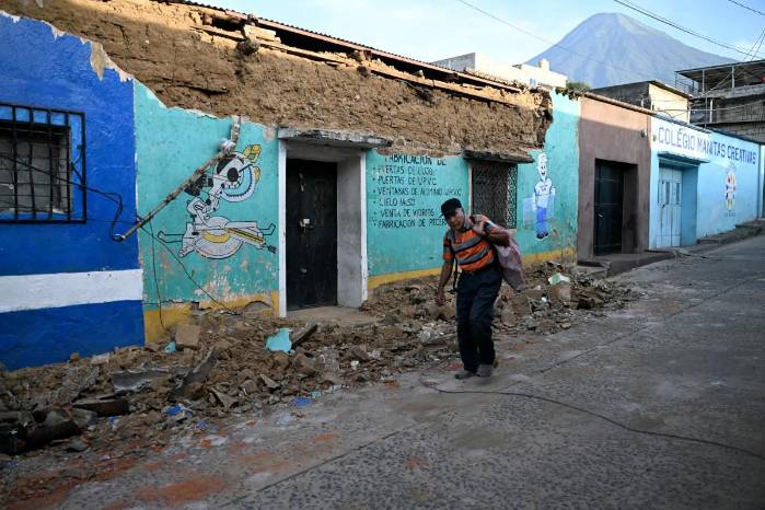 Un hombre camina junto a la pared derrumbada de una tienda después de que una serie de terremotos sacudieran el área en Palin, Guatemala, el 9 de julio de 2025. Un hombre camina junto a la pared derrumbada de una tienda después de que una serie de terremotos sacudieran el área en Palin, Guatemala, el 9 de julio de 2025.