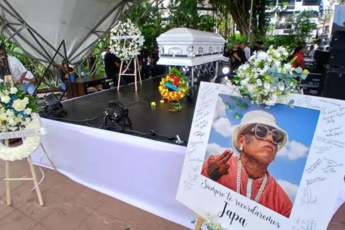 Con frases como “Arriba de Dios no vive nadie”, “Las leyendas nunca mueren” y “Up to the crime”, los presentes recordaron la trayectoria y el legado de Japanese. Con frases como “Arriba de Dios no vive nadie”, “Las leyendas nunca mueren” y “Up to the crime”, los presentes recordaron la trayectoria y el legado de Japanese.