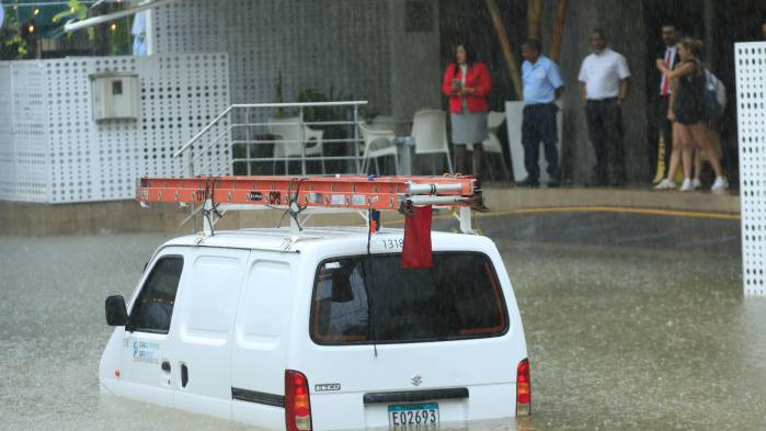 Carros atrapados en medio de las inundaciones en ciudad de Panamá. Carros atrapados en medio de las inundaciones en ciudad de Panamá.