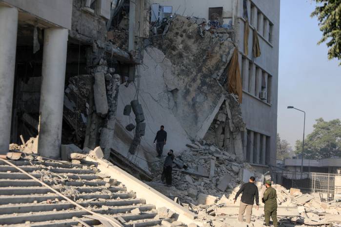 Miembros de las fuerzas de seguridad sirias evalúan la destrucción dentro del complejo del cuartel general del ejército y el Ministerio de Defensa sirios en Damasco, gravemente dañado, tras los ataques israelíes del 16 de julio de 2025. Miembros de las fuerzas de seguridad sirias evalúan la destrucción dentro del complejo del cuartel general del ejército y el Ministerio de Defensa sirios en Damasco, gravemente dañado, tras los ataques israelíes del 16 de julio de 2025.