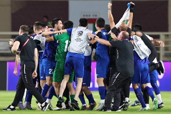 El equipo de Uzbekistán celebrando su clasificación al Mundial. El equipo de Uzbekistán celebrando su clasificación al Mundial.