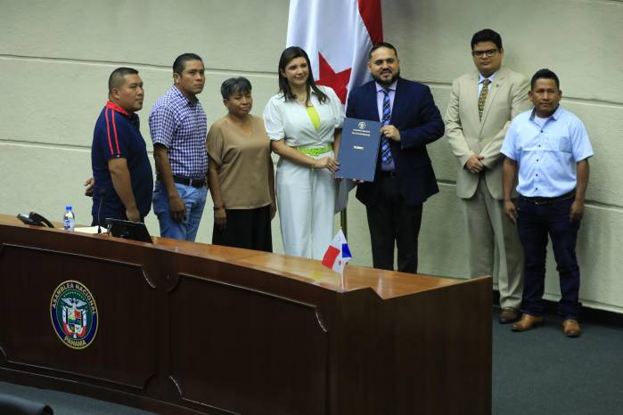 La ministra de Trabajo, Jackeline Muñoz; el diputado Jamis Acosta y dirigentes de trabajadores, después de la aprobación del proyecto. La ministra de Trabajo, Jackeline Muñoz; el diputado Jamis Acosta y dirigentes de trabajadores, después de la aprobación del proyecto.