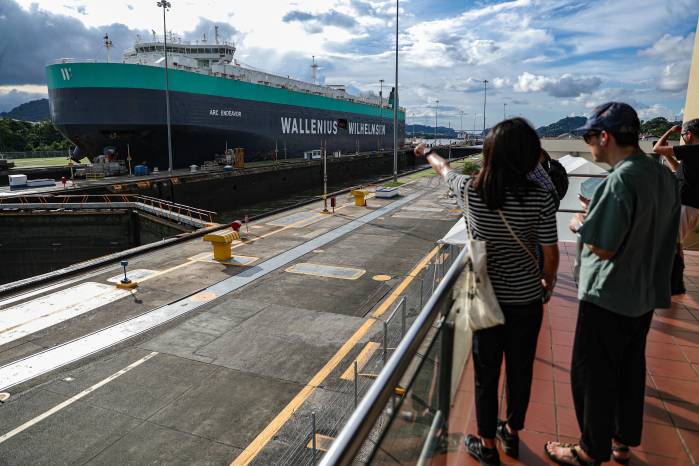 Un buque carguero transitando el Canal de Panamá, a través de las esclusas de Miraflores y Tinas de Cocoli. Un buque carguero transitando el Canal de Panamá, a través de las esclusas de Miraflores y Tinas de Cocoli.