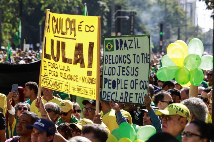 Simpatizantes del expresidente de Brasil Jair Bolsonaro participan en una manifestación en apoyo al exmandatario este domingo, en la avenida Paulista en Sao Paulo (Brasil). Simpatizantes del expresidente de Brasil Jair Bolsonaro participan en una manifestación en apoyo al exmandatario este domingo, en la avenida Paulista en Sao Paulo (Brasil).