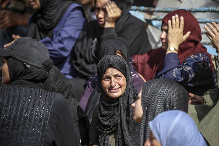 Mujeres palestinas lloran durante el funeral de sus familiares en el hospital Al-Shifa después de un ataque aéreo israelí en la ciudad de Gaza, en una imagen del 15 de julio de 2025. Mujeres palestinas lloran durante el funeral de sus familiares en el hospital Al-Shifa después de un ataque aéreo israelí en la ciudad de Gaza, en una imagen del 15 de julio de 2025.