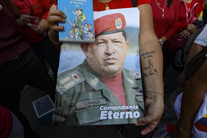 Un simpatizante oficialista sostiene una imagen del fallecido presidente venezolano Hugo Chávez durante un acto para conmemorar los 36 años de la Rebelión Patriótica de 1989 en Caracas, el 27 de febrero de 2025. Un simpatizante oficialista sostiene una imagen del fallecido presidente venezolano Hugo Chávez durante un acto para conmemorar los 36 años de la Rebelión Patriótica de 1989 en Caracas, el 27 de febrero de 2025.