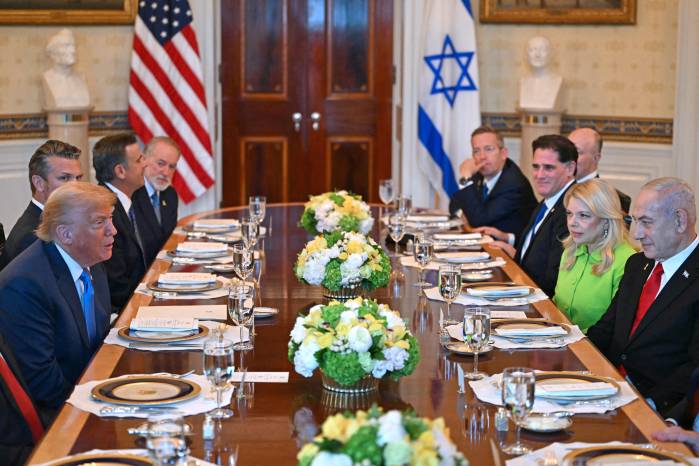 Las negociaciones indirectas entre Israel y Hamás comenzaron el 6 de julio en Doha, con el objetivo de negociar un alto el fuego y alcanzar un acuerdo sobre la liberación de rehenes a cambio de prisioneros palestinos. Las negociaciones indirectas entre Israel y Hamás comenzaron el 6 de julio en Doha, con el objetivo de negociar un alto el fuego y alcanzar un acuerdo sobre la liberación de rehenes a cambio de prisioneros palestinos.
