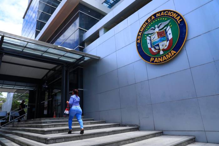 Fachada de la Asamblea Nacional. Fachada de la Asamblea Nacional.