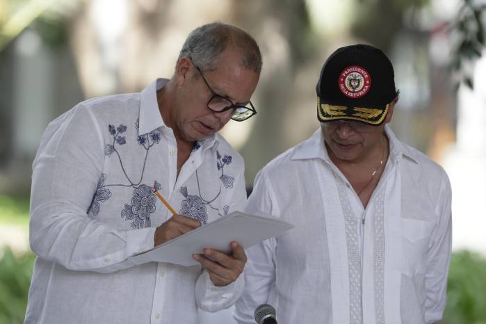 Foto de archivo del presidente de Colombia, Gustavo Petro (der.), habla con el jefe del Despacho Presidencial de Colombia, Alfredo Saade. Foto de archivo del presidente de Colombia, Gustavo Petro (der.), habla con el jefe del Despacho Presidencial de Colombia, Alfredo Saade.