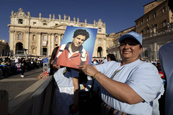 Los peregrinos se reúnen en la Plaza de San Pedro para la canonización de Carlo Acutis y Piergiorgio Frassati, en el Vaticano, el 7 de septiembre de 2025. Los peregrinos se reúnen en la Plaza de San Pedro para la canonización de Carlo Acutis y Piergiorgio Frassati, en el Vaticano, el 7 de septiembre de 2025.