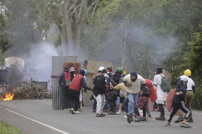 Personas se enfrentan con integrantes de la Policía de Panamá, durante una manifestación contra la reforma a la seguridad social este jueves, en Arimae (Panamá). EFE/ Carlos Lemos Personas se enfrentan con integrantes de la Policía de Panamá, durante una manifestación contra la reforma a la seguridad social este jueves, en Arimae (Panamá). EFE/ Carlos Lemos