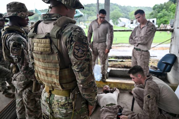 Personal militar del Comando Sur de Estados Unidos entrena a unidades del Servicio Nacional Aeronaval. Personal militar del Comando Sur de Estados Unidos entrena a unidades del Servicio Nacional Aeronaval.