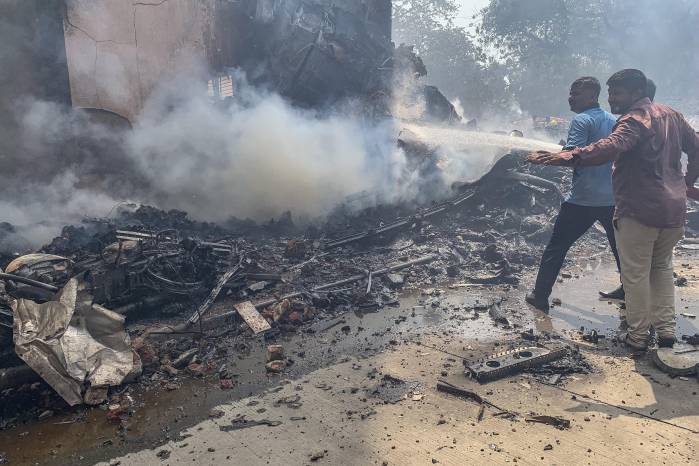 Los bomberos trabajan en el lugar donde se estrelló el vuelo 171 de Air India en una zona residencial cerca del aeropuerto de Ahmedabad el 12 de junio de 2025. Los bomberos trabajan en el lugar donde se estrelló el vuelo 171 de Air India en una zona residencial cerca del aeropuerto de Ahmedabad el 12 de junio de 2025.